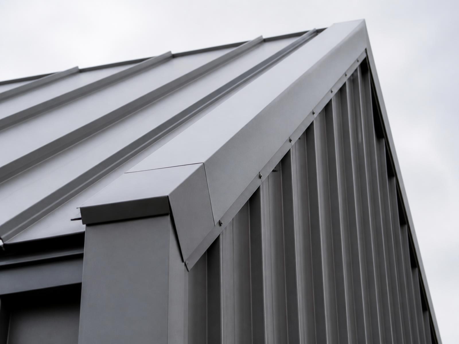 Detal blachy trapezowej i obróbek blacharskich na obiekcie przemysłowym